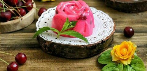 ژله پنیر خامه ای و آلبالو