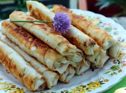 رول موز و خرما با خمیر یوفکا