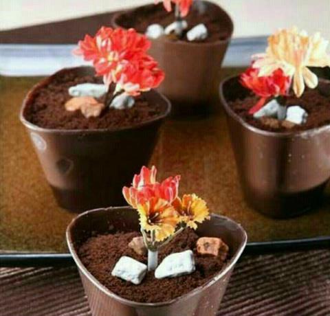 دسر شکلاتی با خامه اضافه