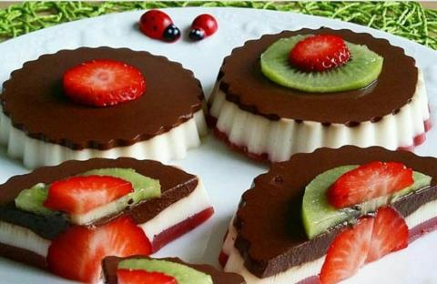 دسر شکلات و توت فرنگی