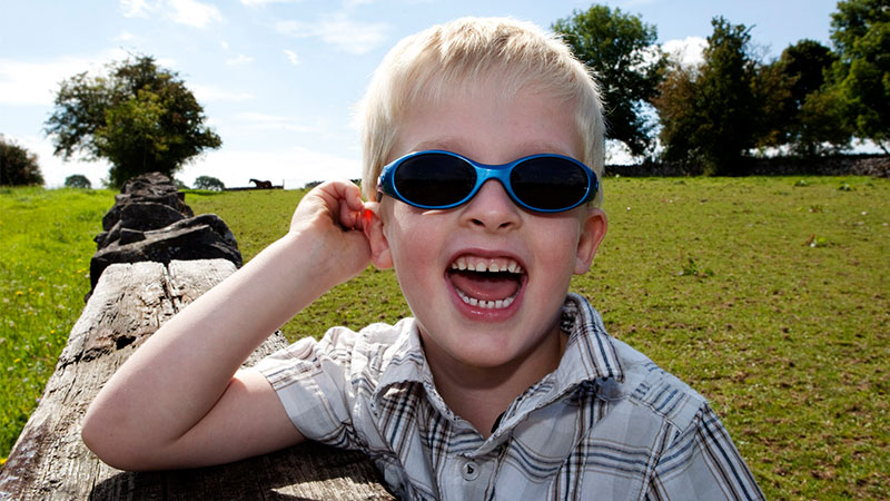 چرا کودکان باید از عینک آفتابی استفاده کنند