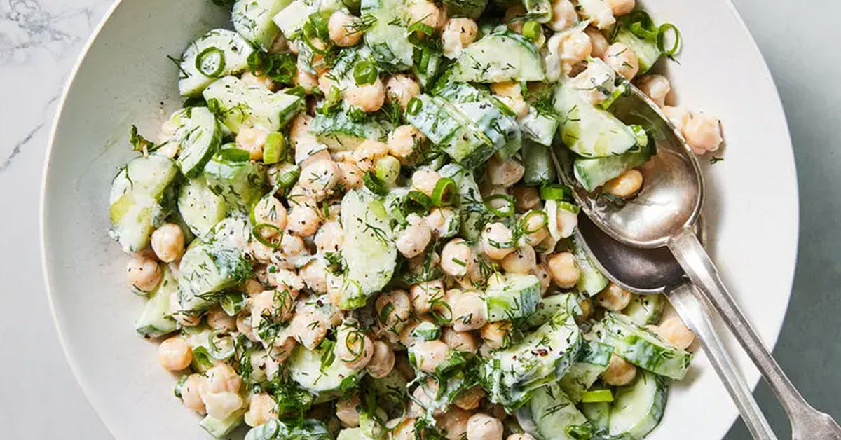 سالاد نخود فرنگی و تزاتزیکی (Tzatziki Chickpea Salad)