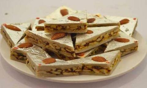 دسر نوروزی بادام و پسته