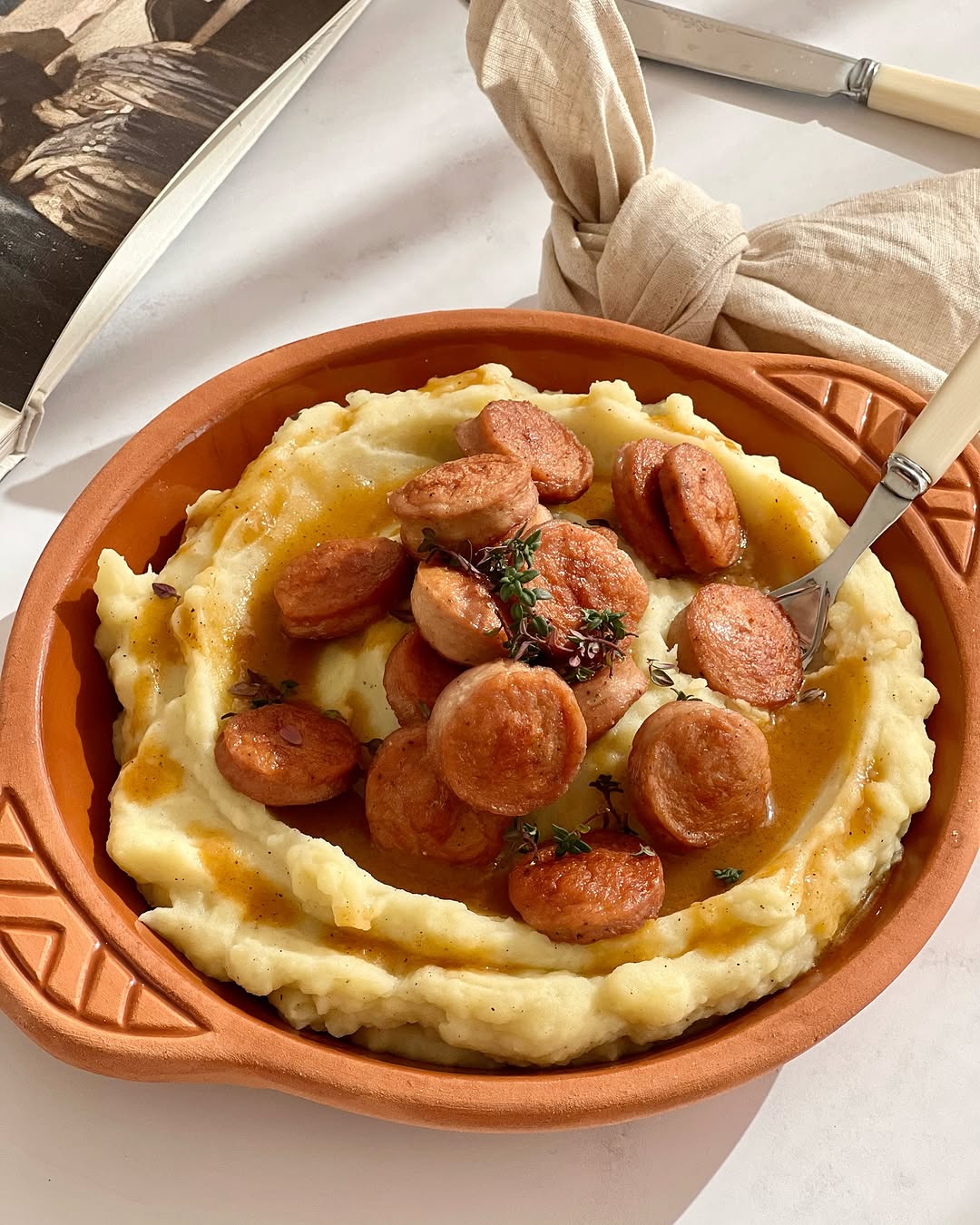 بنگرز، بشقاب سوسیس و سس گریوی