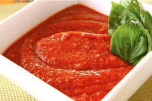 یک سس خانگی خوش طعم برای پیتزا درست کنید