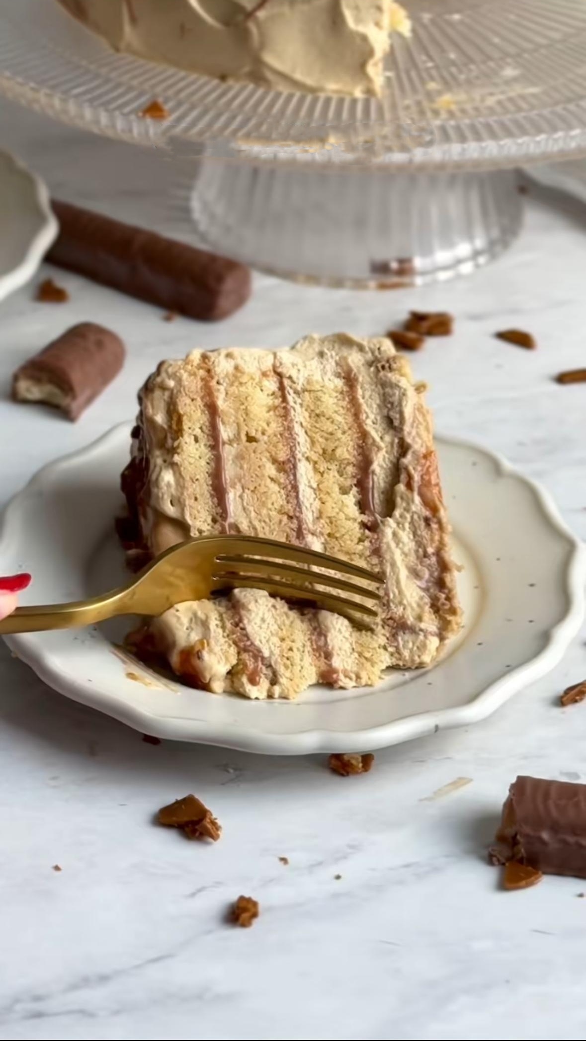 کیک اسفنجی با خامه کاراملی و گاناش شکلاتی