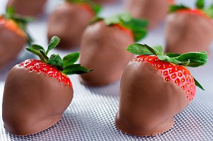 آشنایی با روش تهیه توت‌فرنگی با روکش شکلاتی 
