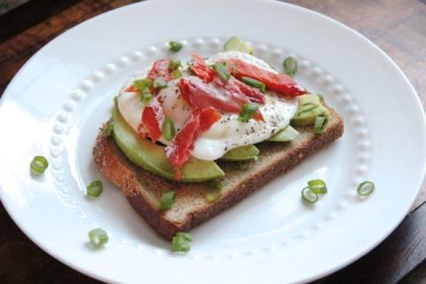 طرز تهیه تست سالمون دودی، تخم مرغ و آووکادو