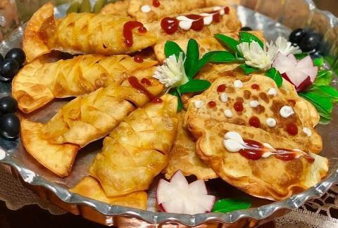 پیراشکی گوشت با سس گوجه