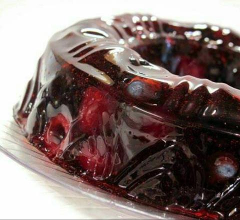 سالاد ژله ای انار و گیلاس و توت فرنگی