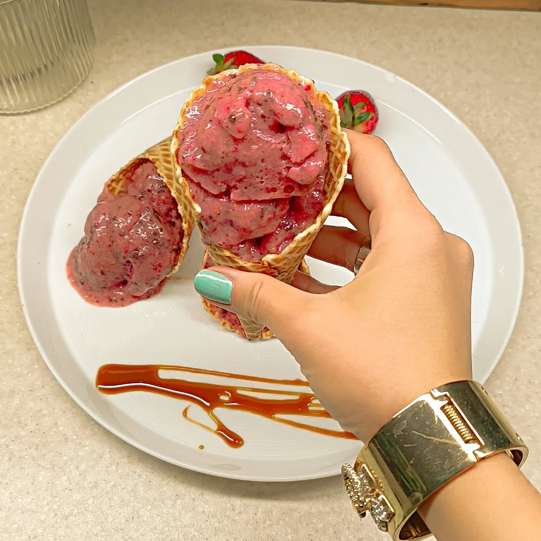 بستنی موز و توت فرنگی