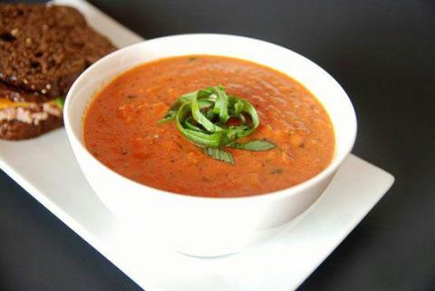سوپ گوجه فرنگی با روغن زیتون و ریحان