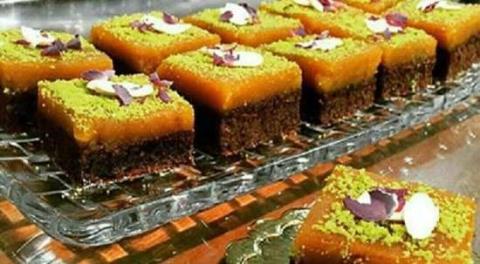 کیک کاکایویی با تزیین حلوا