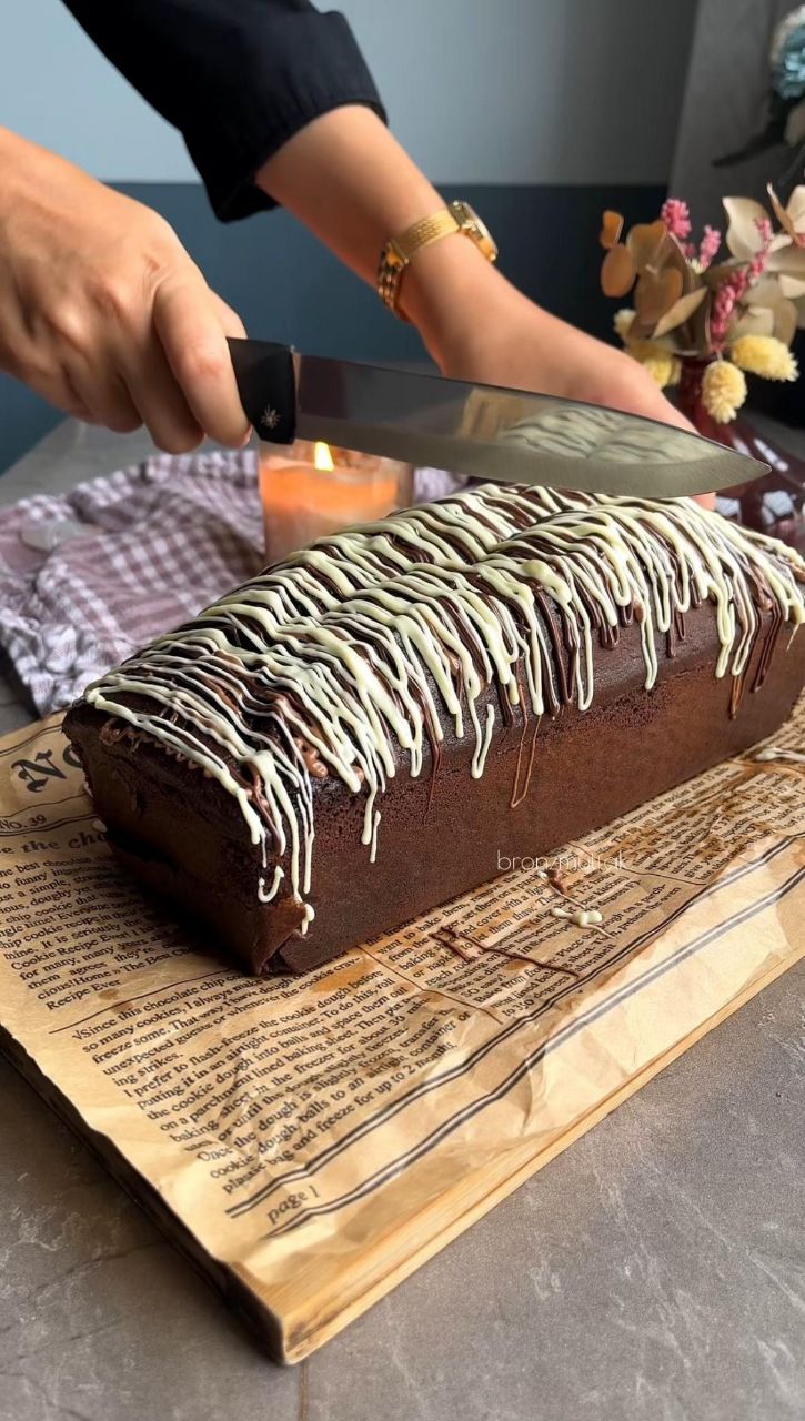 کیک شکلاتی با سس چری