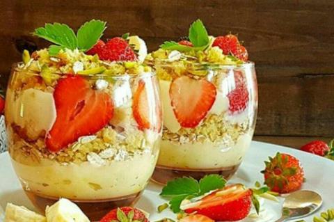 پودینگ وانیلی با توت فرنگی و کیک
