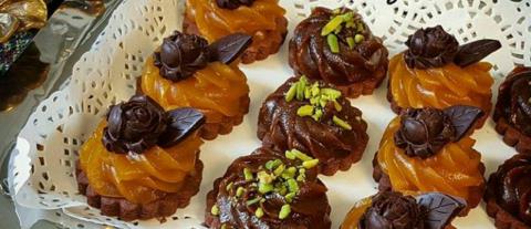 حلوای سه آرد زعفرانی و شکلاتی با پایه بیسکوییت شکلاتی