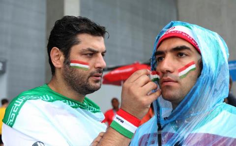  عکس جالب از فوتبال بازی کردن احسان علیخانی و همایون شجریان و دیگر سرشناسان