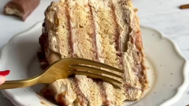 کیک اسفنجی با خامه کاراملی و گاناش شکلاتی