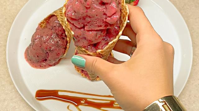 بستنی موز و توت فرنگی